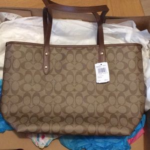 New authentic coach bag, never been use.